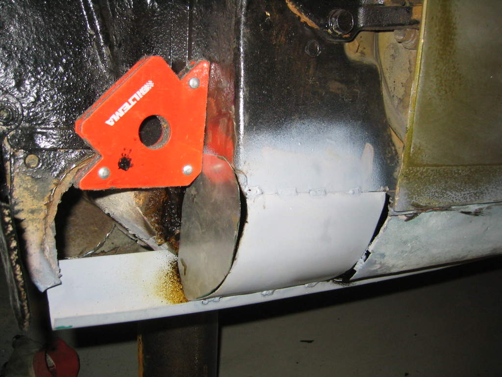 Hele innerskjermen manglet inn mot kupeen på førersiden. Her ble det en god del sveising/ tilpassing  før syregrynning og overmaling med hammerrite.