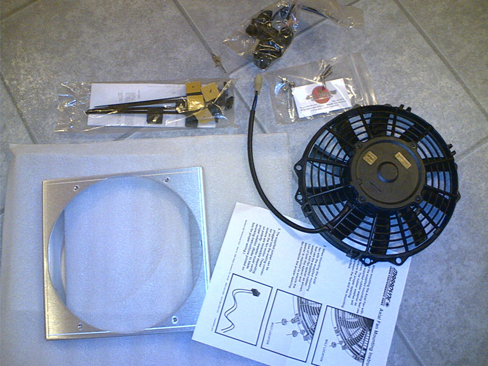 Fikk pakke i posten igjen. SPAL kjølekit for intercooleren fra ATS Racing. :D