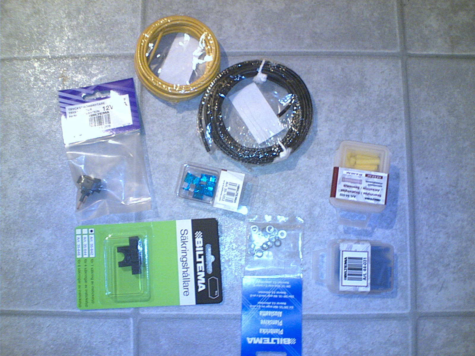 Litt div. kabler og forskjellig som trengs for å koble opp.