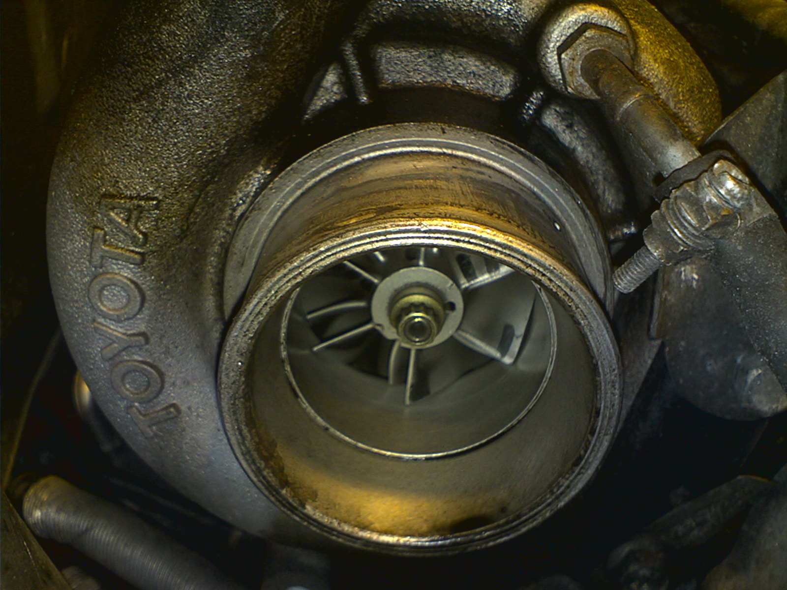 Sjekket i samme slengen turboen som bare har blitt brukt ca 40 timer. Den var i 100% topp stand enda. Ikke noe slark i det hele tatt, og som dere kan se har oil catch tanken gjort jobben sin. Ikke noe griseri på turbin bladene i det hele tatt! :D