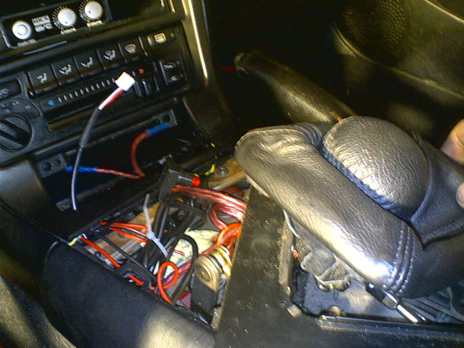 Det begynner å bli en del ledninger gjennom midtkonsollen min nå. Mye elektronikk. På tide med en opprydning :)