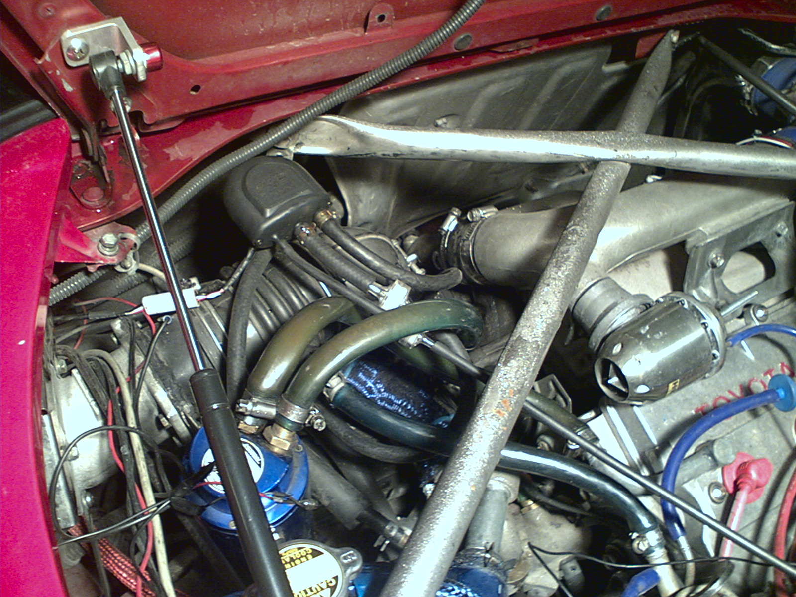 Da var alt koblet ferdig i motor rommet, på tide å få koblet resten i kupeen.