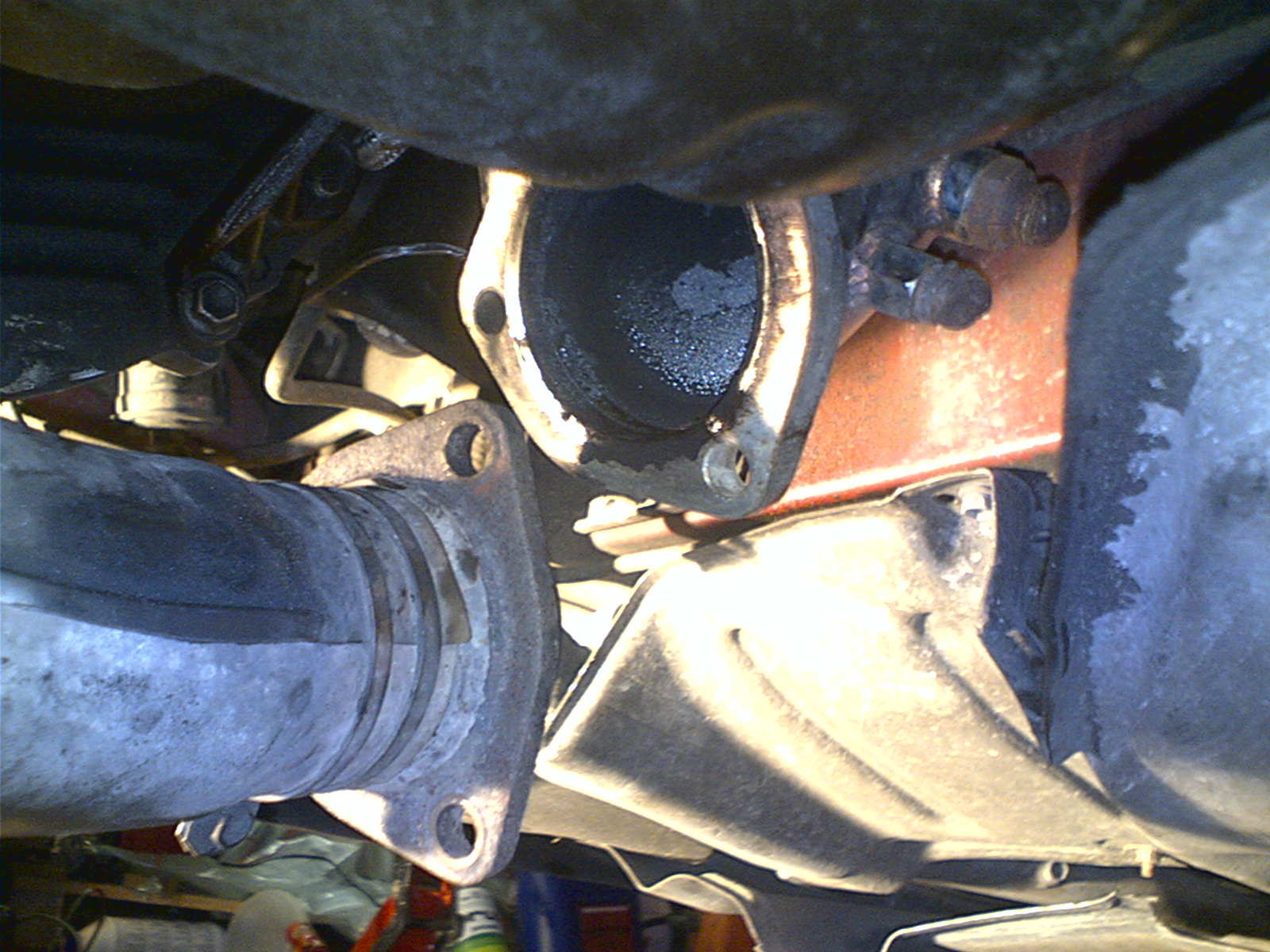 Løsne B pipe fra downpipe.