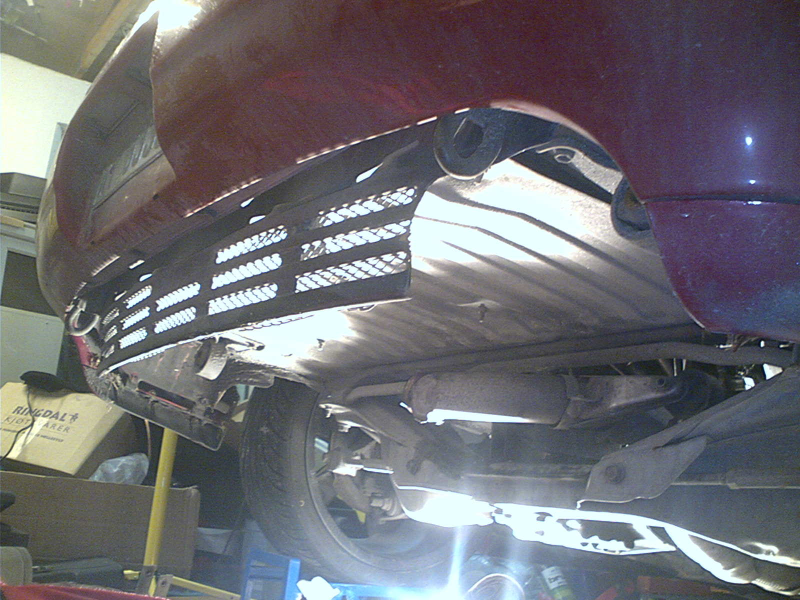 Da var bakerste del vekk. Bare B pipen igjen. Gummi braketten og festet til B-pipen må vekk. Benyttet anlkedningen til å bytte kontakt på dynamoen og. :)