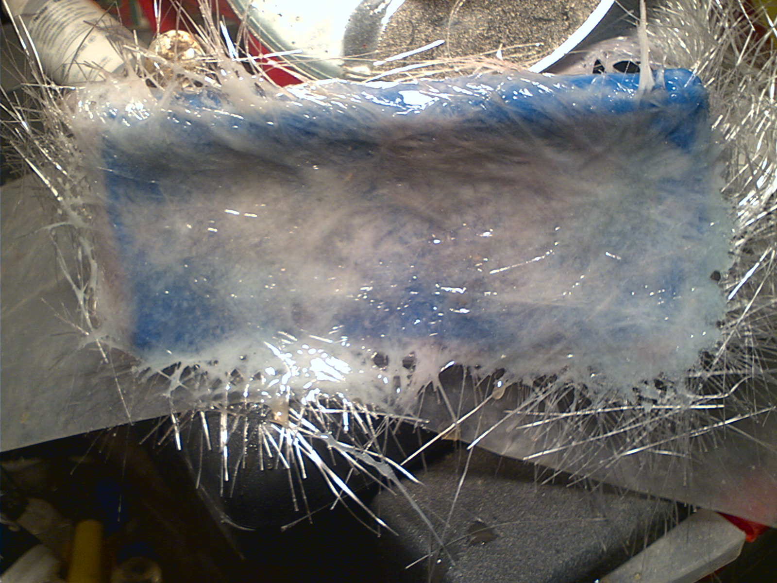 Tok ut askebegeret, tapet over det og begynte å legge på glassfiber. Dermed får jeg samme formen som toppen på askebegeret. Blir en fin plate til å tette igjen hullet som er der med.