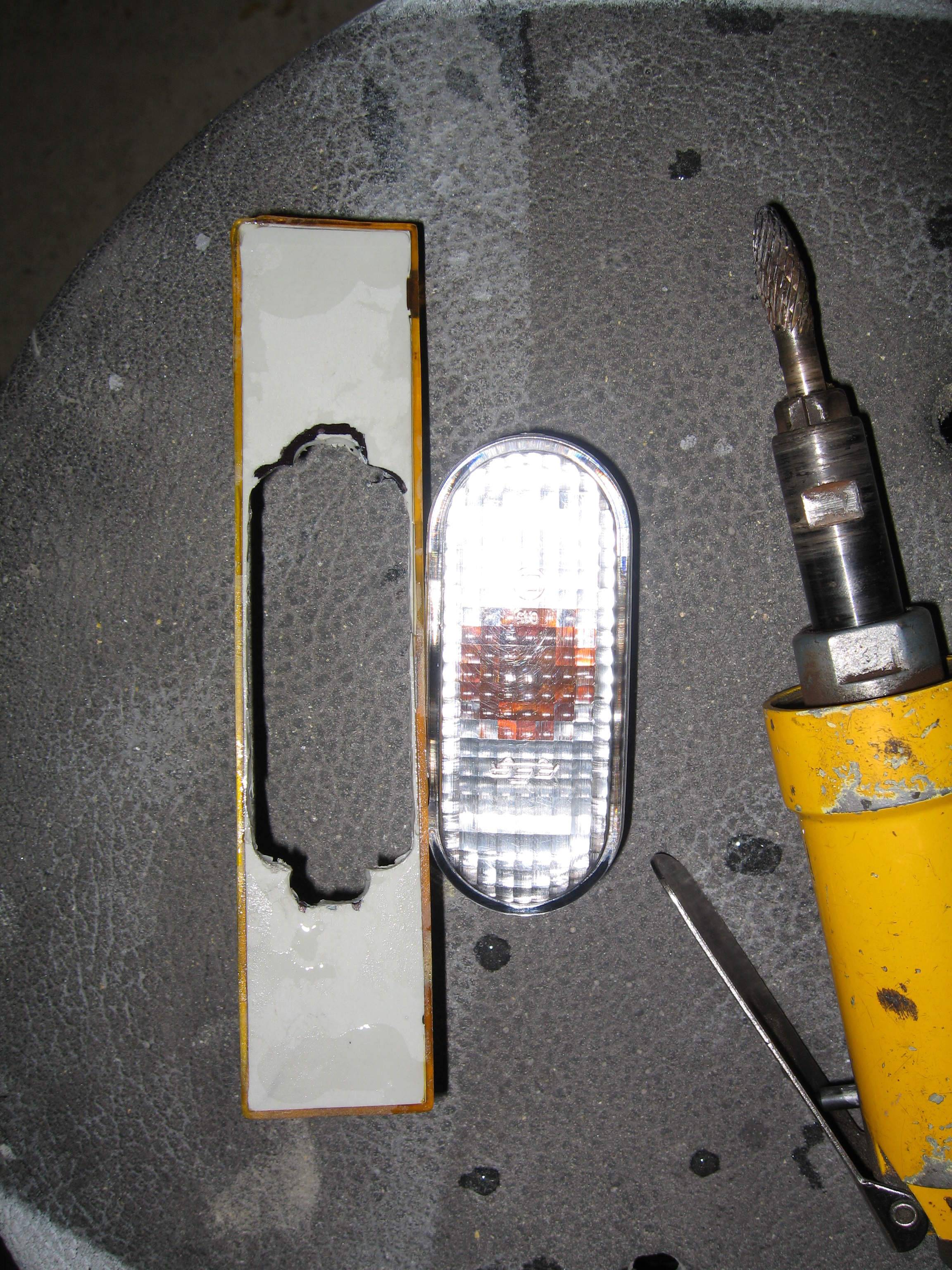 Passat blinkers passer rett i pæreholder :-)  Det hvite ved siden av er det gamle blinkslyset som er slipt ned og skal sparkles over