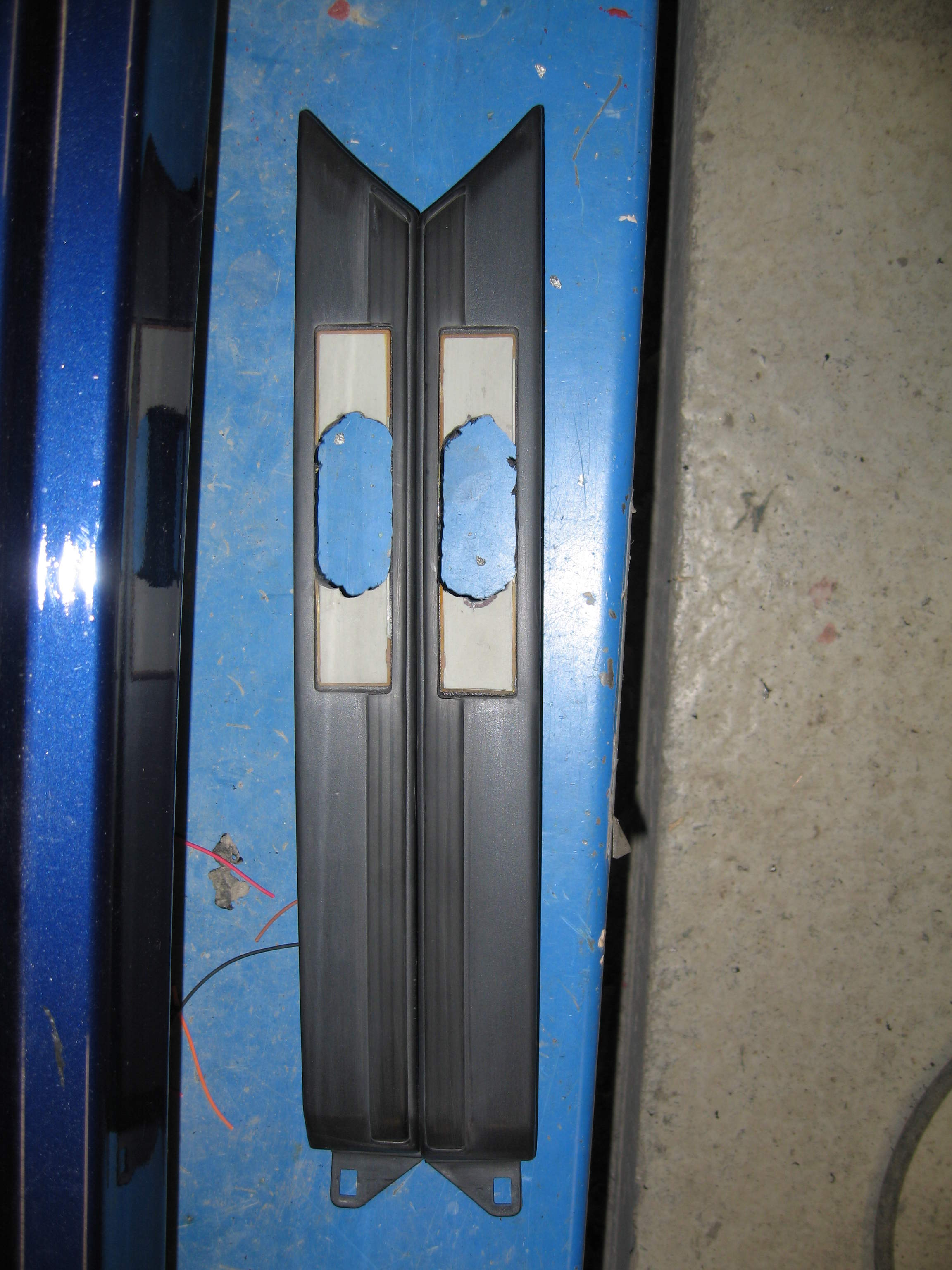 Lister for sideblinkers foran, orginale blinklys slip ned. Frest ut hull til nye blinklys. Skal sparklers og lakkerers. Har forresten kjøpt 89+ fenderlister hele veien rundt blilen. Lei av rust inni lister...