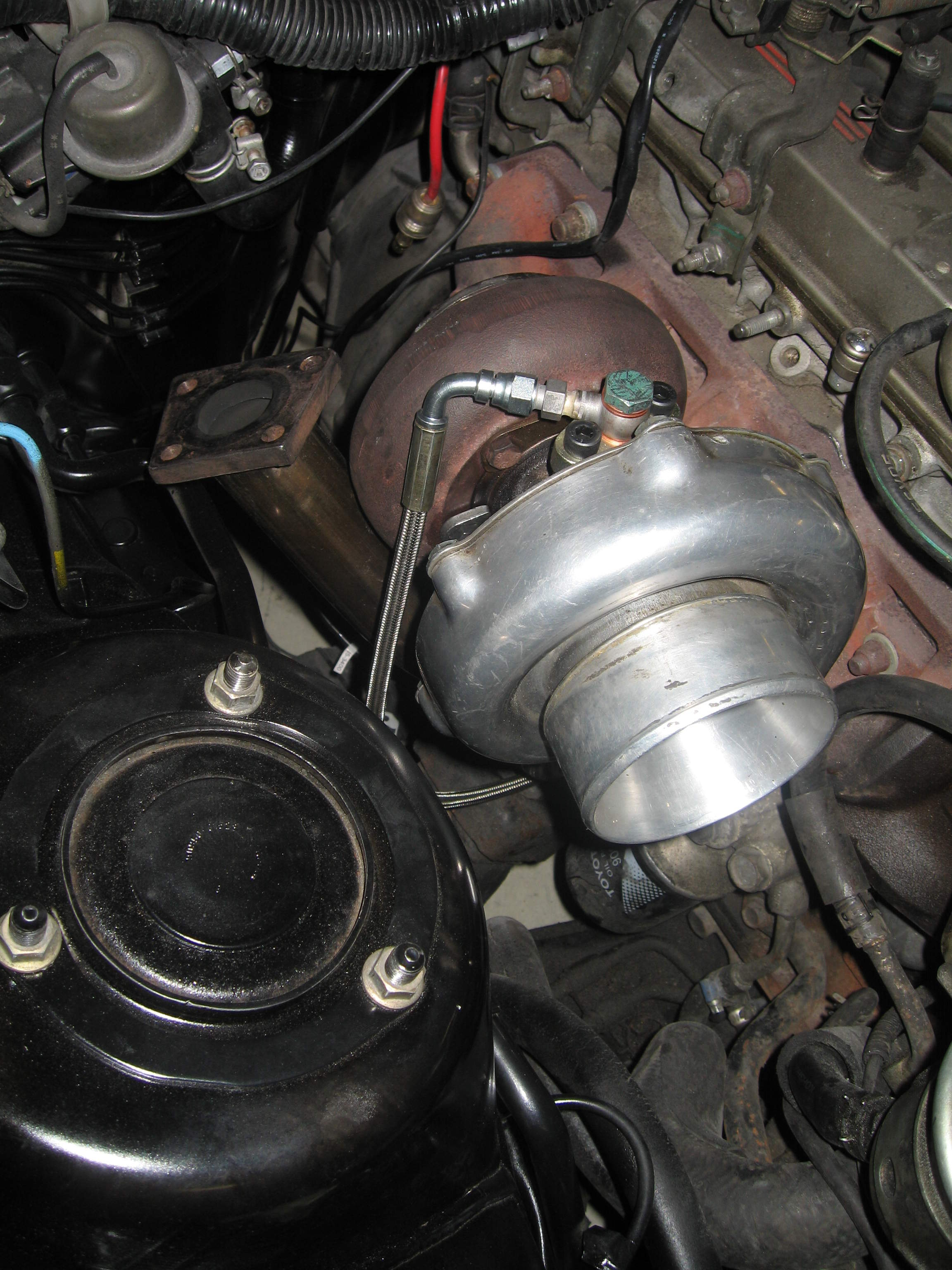 Tilførsel med banjo og 90 grades benn og presset overgang. Flettet teflonslange ferdig fra GIK Turbo