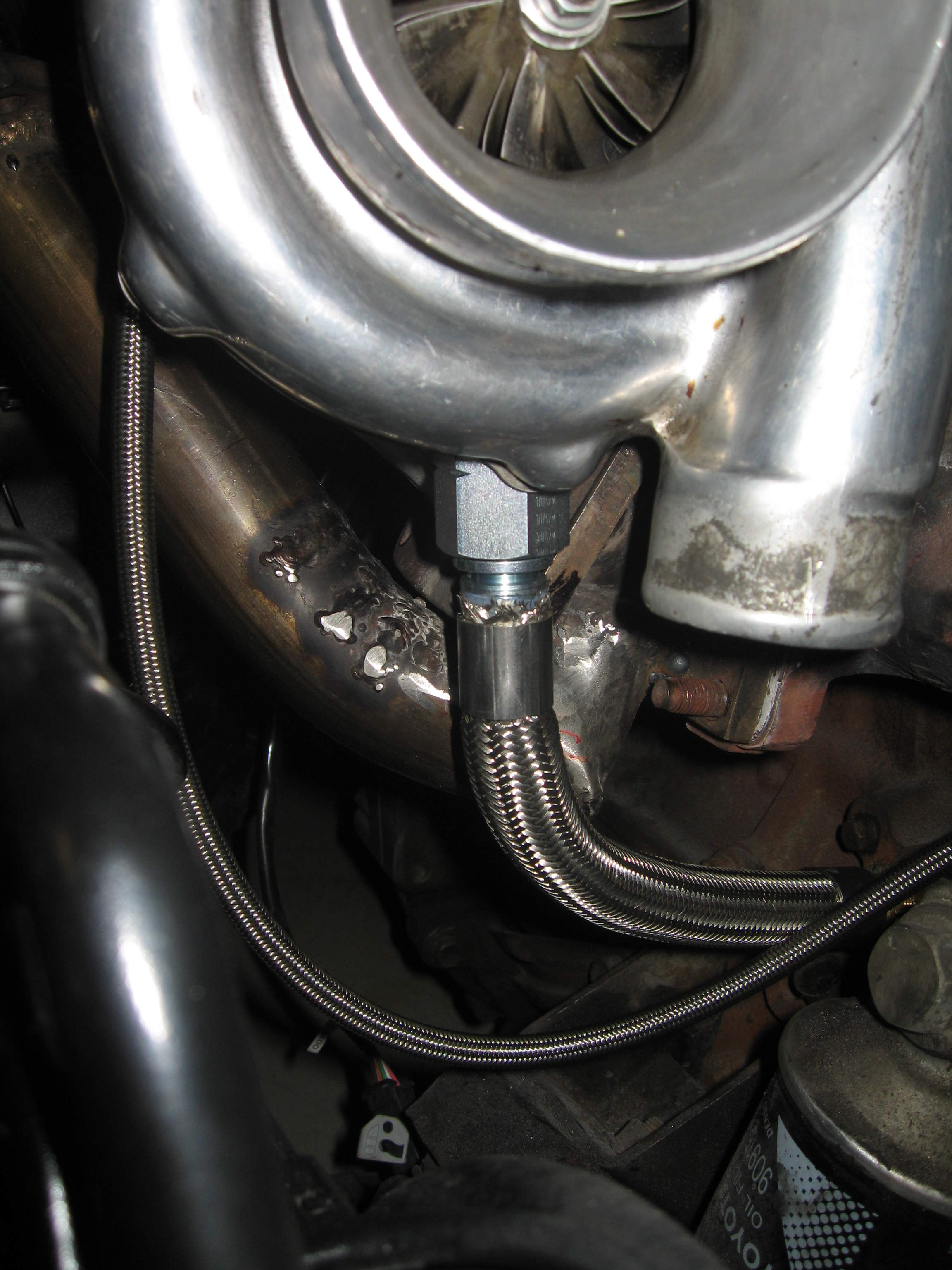 Oljefraførsel prøvemontert. Flettet Teflonslange fra TESS med pressede koblinger og spindel i turboenden