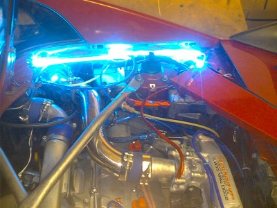 Litt Fast and the furious fakter på gang. Neon lys i motor rom, Eller, faktisk så er det kalde katoderør.