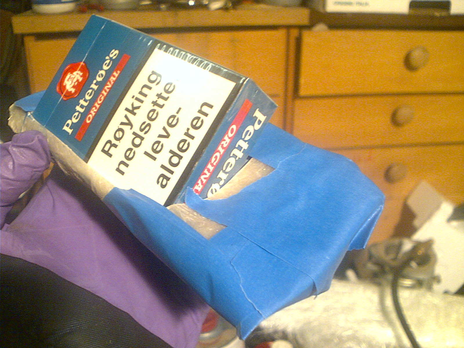 Jeg oppdaget at en røykpakke har akkurat samme dimensjonene som HKS EVC displayet, så denne ble brukt for å perfeksjonere glassfiber dekselet som erstatter askebegeret. :)