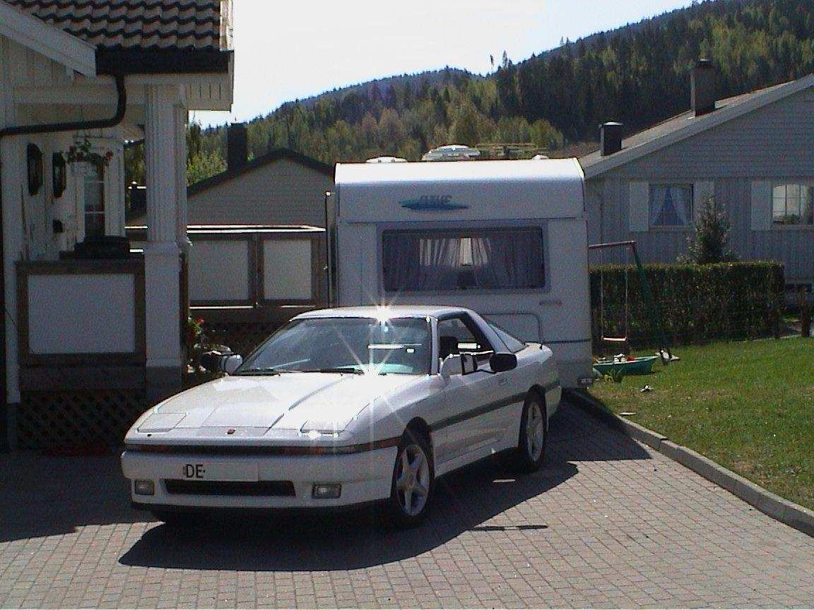 Bil med campingvogn i gårdsplasen