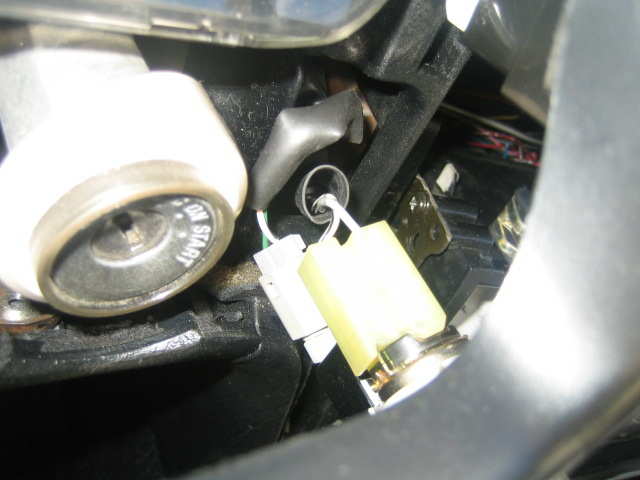 Dra av dekslet forsiktig og løsne kontaktene på baksiden