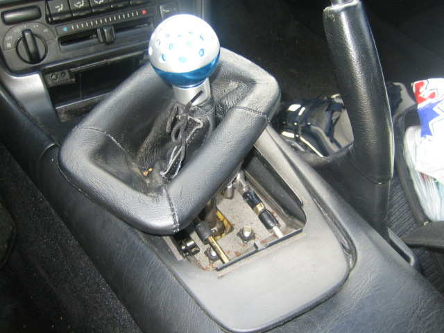 Ifølge bgb er ikke denne biten med, men jeg fant ut at om dette gjøres er hele dekselet enklere å løse fordi det er mere bevegelighet i delene.<br /><br />Løsne girposen fra plastdekselet, løsne deretter dekselet fra midtdelen.<br /><br />Dersom du har stereo bør nok denne d