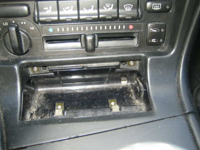 Ta ut askebegeret og skru ut de to skruene som sitter i toppen<br /><br />Dersom du har stereo bør nok denne delvis/helt taes vekk og slik at du får løs dekselet