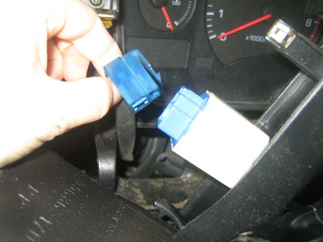 Dekselet dras av (evt kan du hjelpe med flattrekker) og kontakten på baksiden løsnes