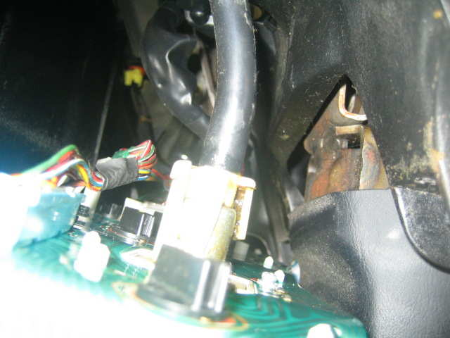 Slik ser det ut bak, de svarte plastbryterne du ser ca midt i bildet er holderen til pæren