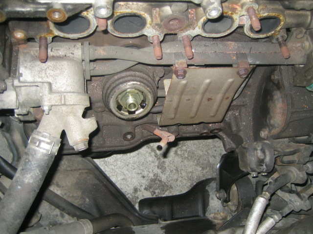 Under manifolden sitter oljefilteret, som for anledningen er plukket av