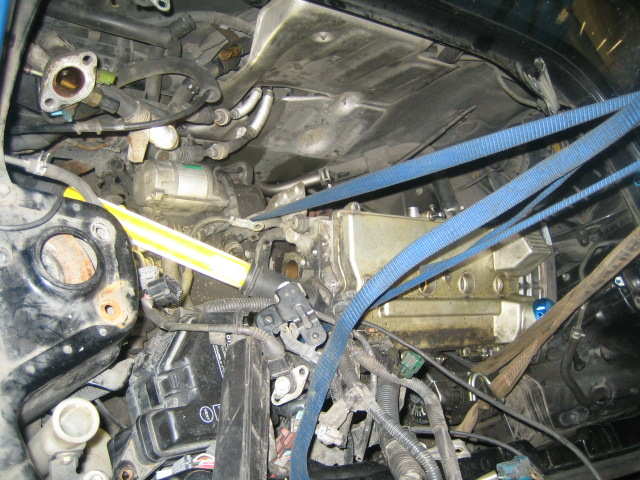 Alt som kan hindre motoren i å komme løs er fjernet og motorfestene løsnes