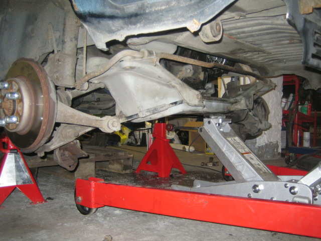 Fremre motorfeste løsnet, hjul fjernet, calippere er demontert, fjærbein løsnet i topp og traversen løsnet