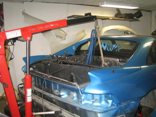 Tauet festet rundt girkasse og en brakett på fremsiden av motoren da de &amp;quot;ørene&amp;quot; som er ment for slik bruk ikke finnes på min motor.