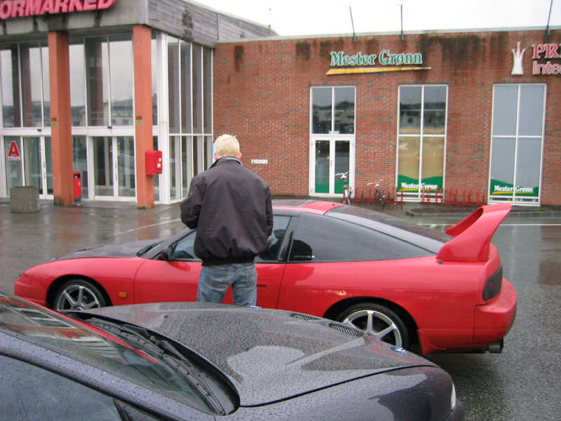 ztiggi fra 200forumet, står litt i veien for at det kan bli ett bra blide av bilen hans.. hehe