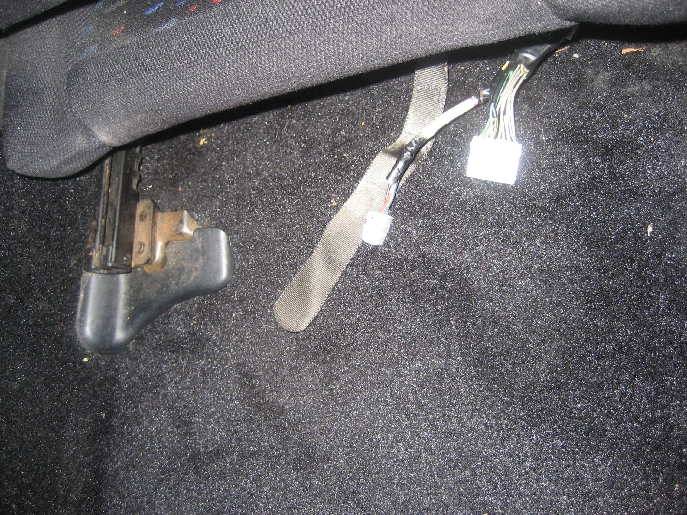 ledningene under setet