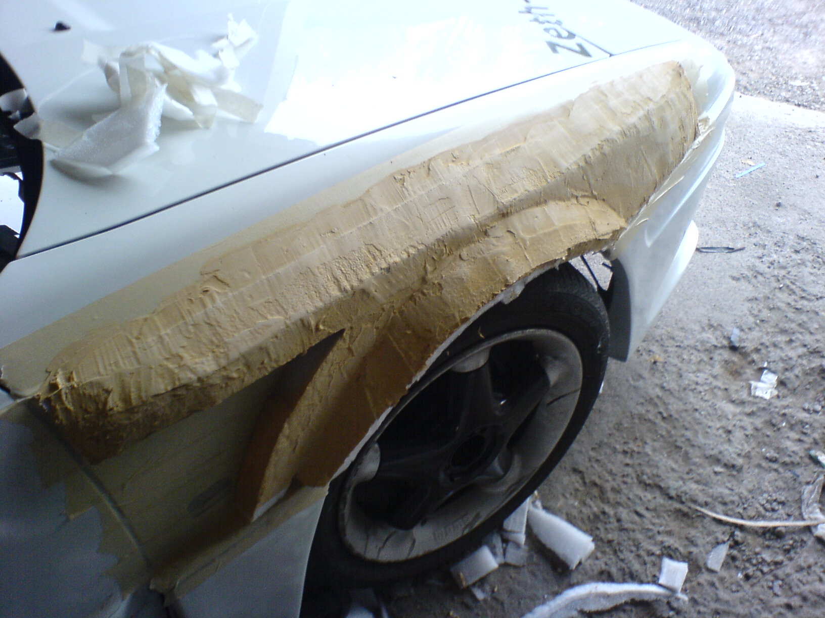 Ca 7-8cm bredere foran på hver side..