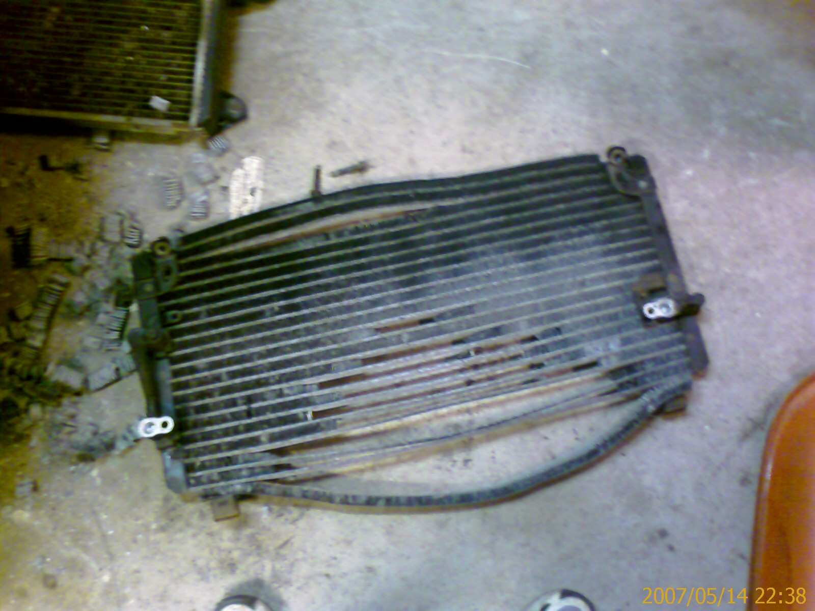 Gamle radiatoren til A/C blir kastet ut til fordel for vannavkjølt IC. Denne var rimelig smuldret fra før...