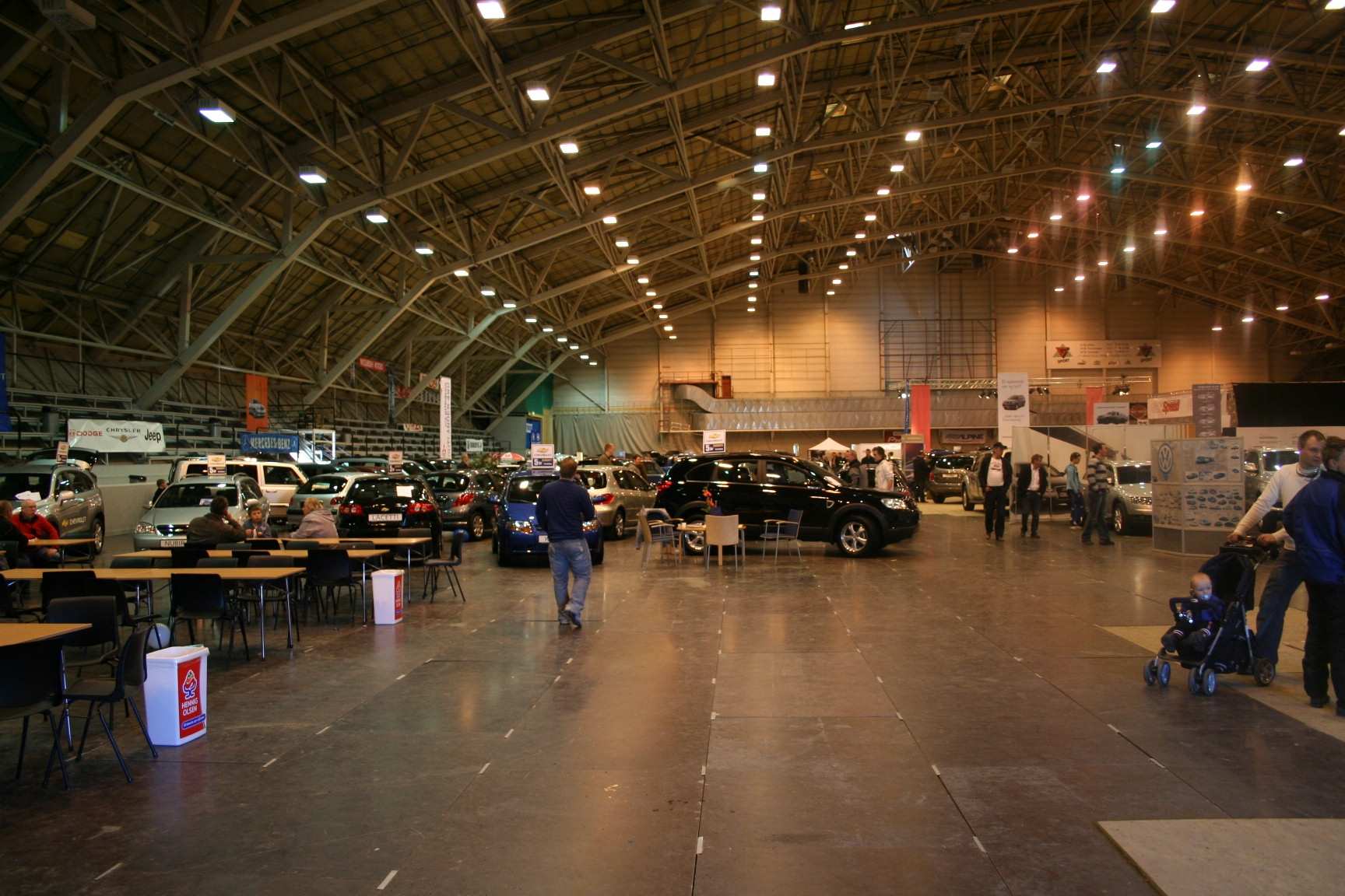 Et bilde utover messområdet. !!<br />Her er bl.a BMW, Mercedes, mazda??