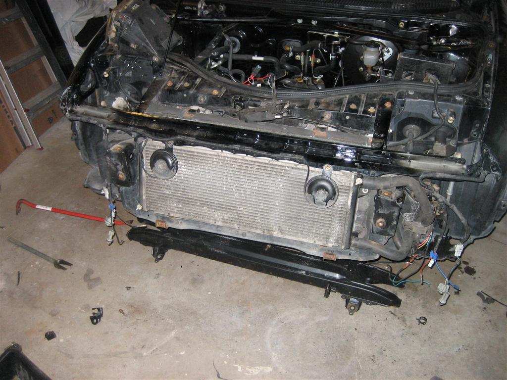 Mangle bare de nedre festene til radiatoren