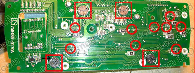 Pærene er de som er merket med firekanter, disse skrur man bare av og tar så av gummihettene