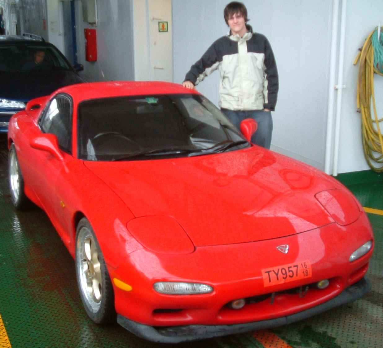På ferga heim frå Svelgen(!!!) Mæ t høyre, RX-7 t venster..:)