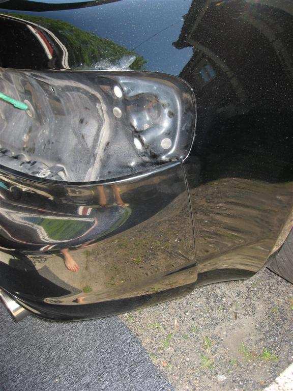 skjøten mellom støtfanger og skjerm sitter den bom fast