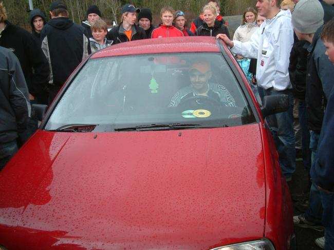 Spillte vel 144,5dB hvis jeg ikke tar feil...?    Han satt inne i bilen!!