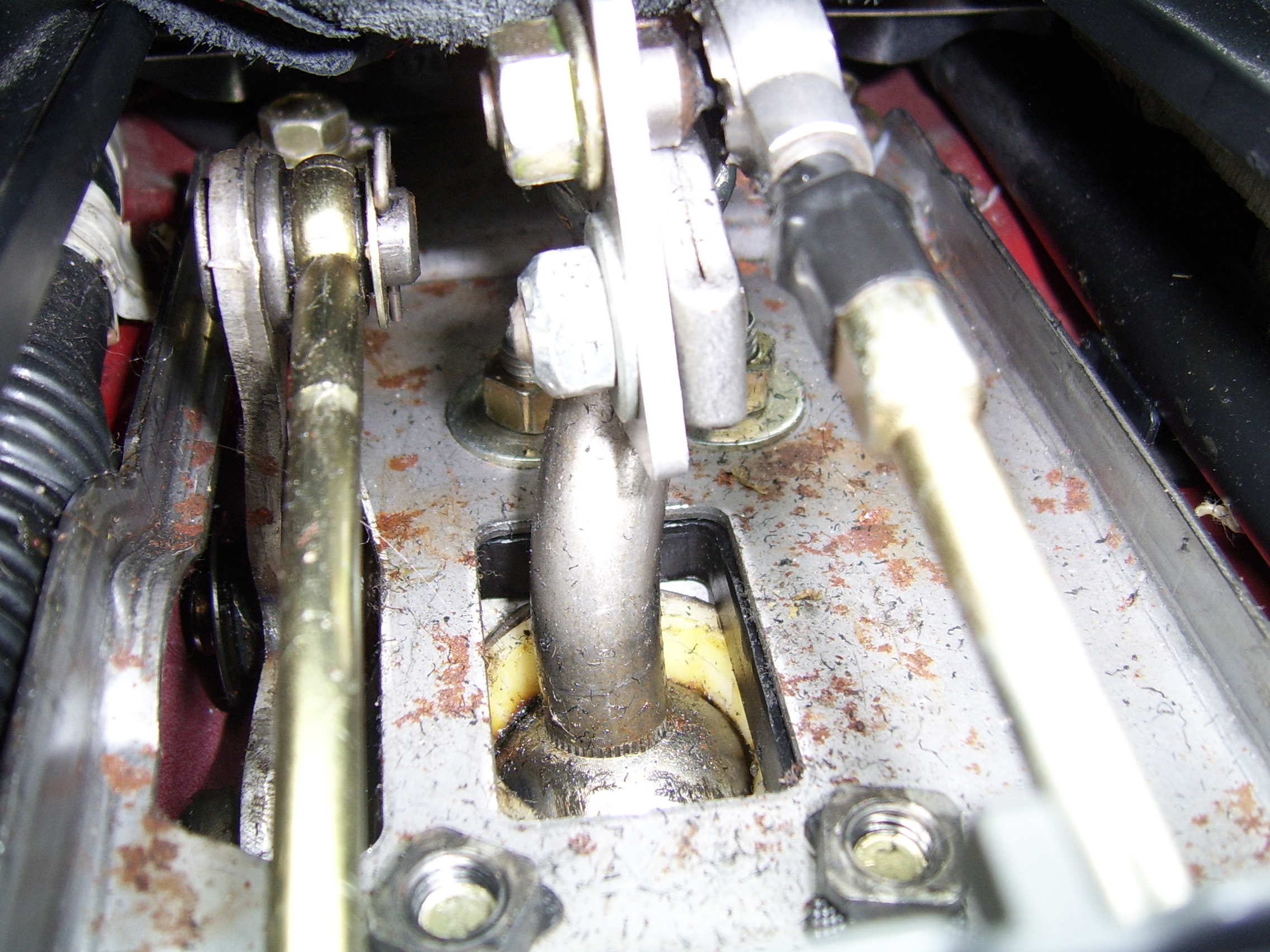 Braketten som gjør at gearvaier kommer høyere opp. Legg også merke til drop-plate.