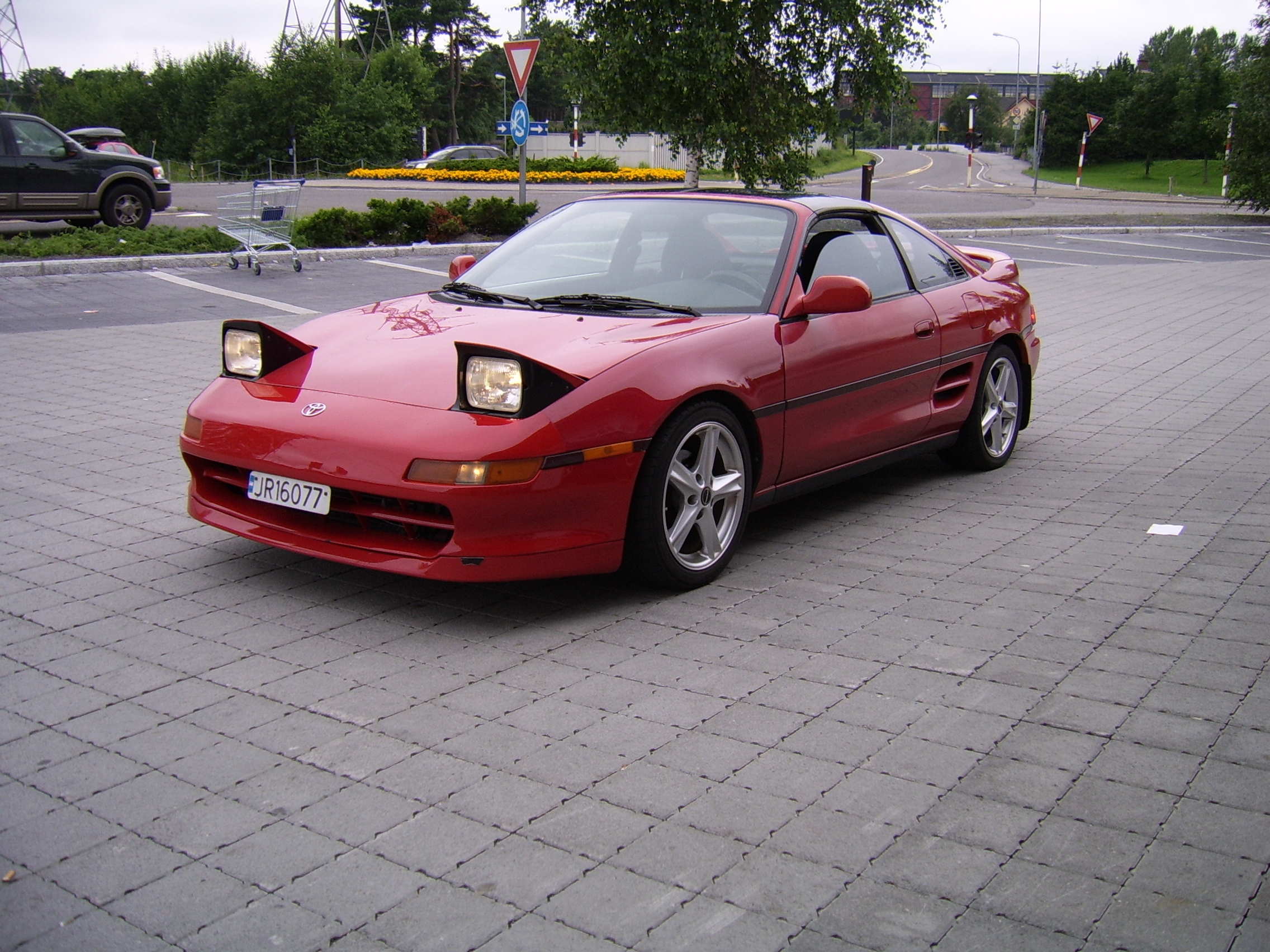 Med headlightsene oppe. pga mangel på tåkelys er jeg nødt til å ha de oppe hele tida mens jeg kjører. men ser ikke så halvgærnt ut da :)