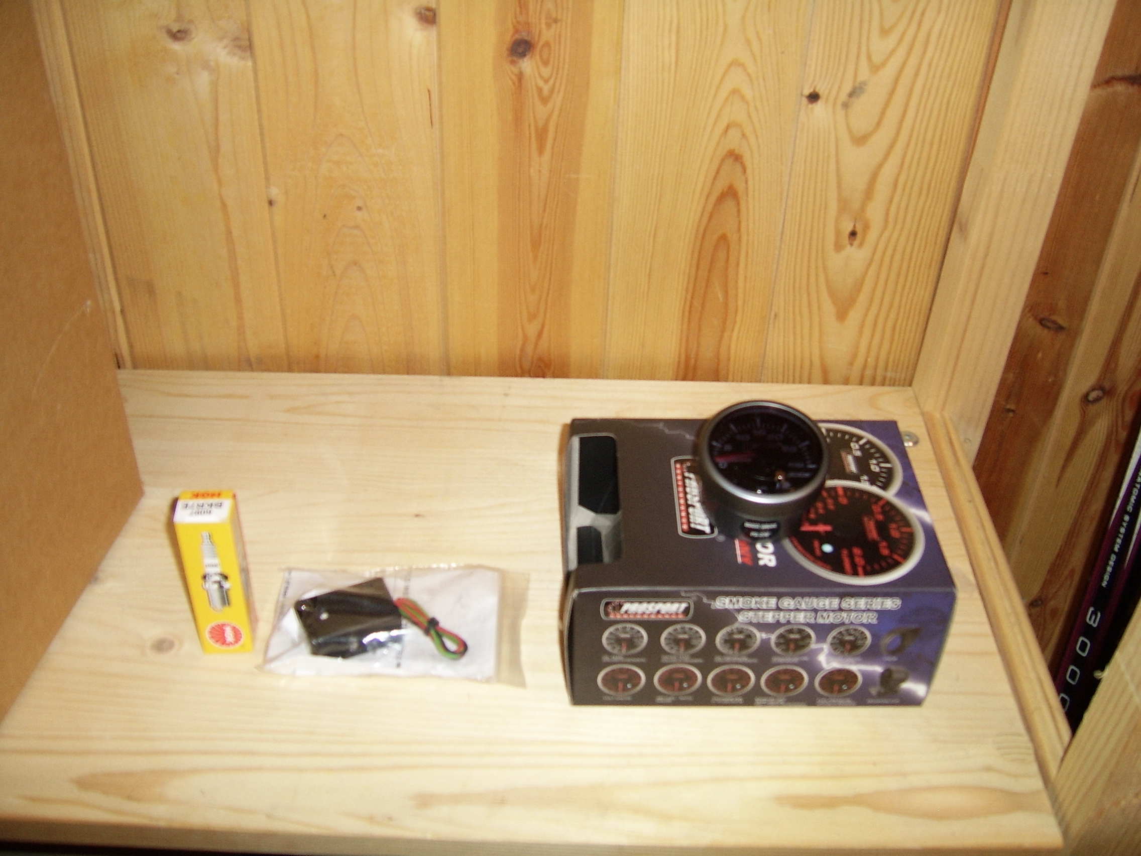 Tennplugg (tok kun bilde av en), fuel-cut defenser og turbotrykksmåler.