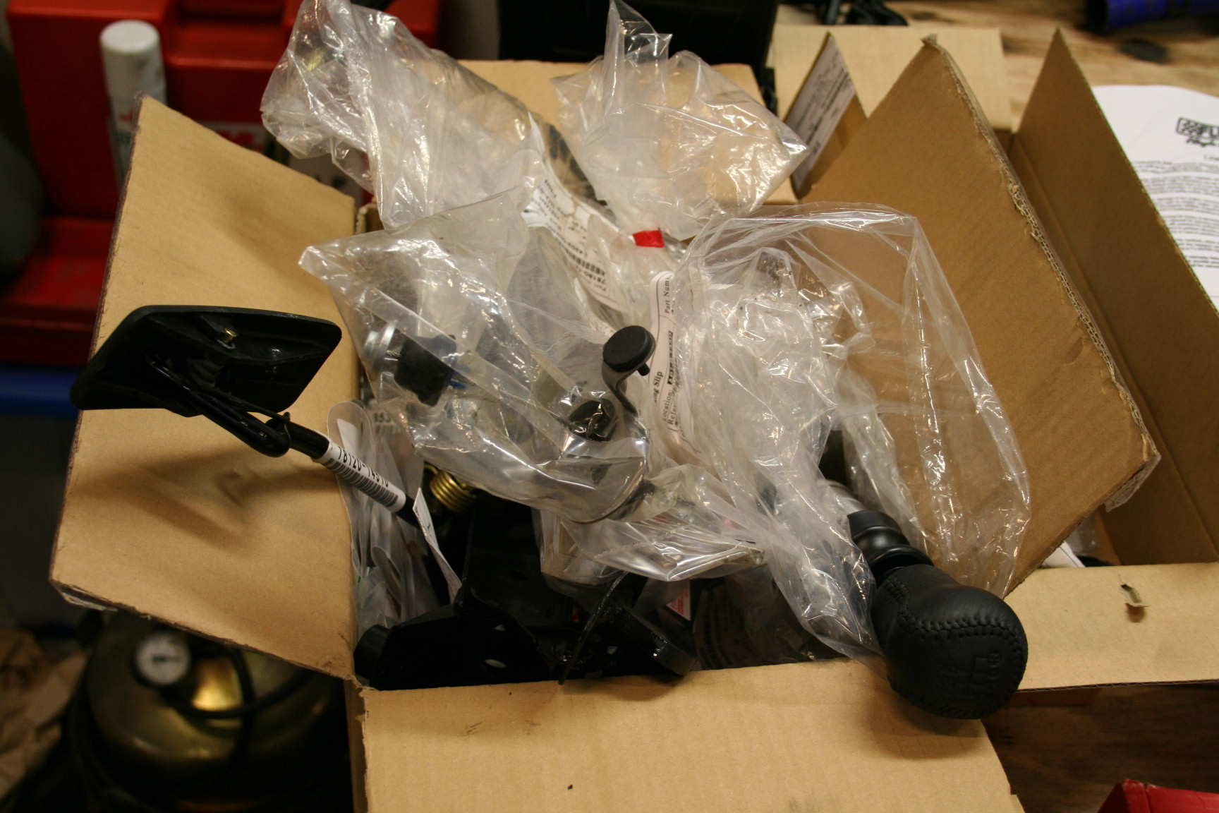 En eske full med pedaler, skruer, pakninger og bolter! Blir litt arbied og bygge om til manuell ja.!