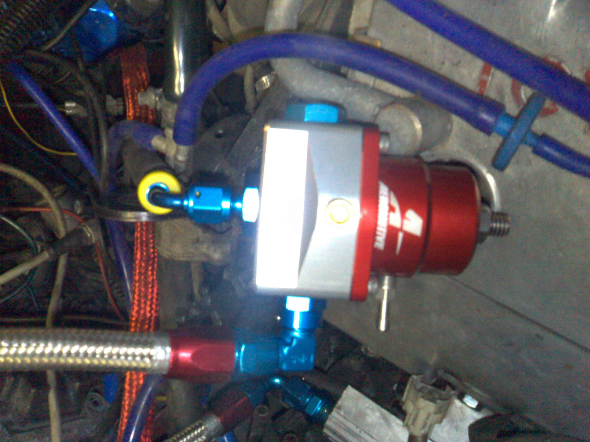 Aeromotive bensintrykksregulator montert.