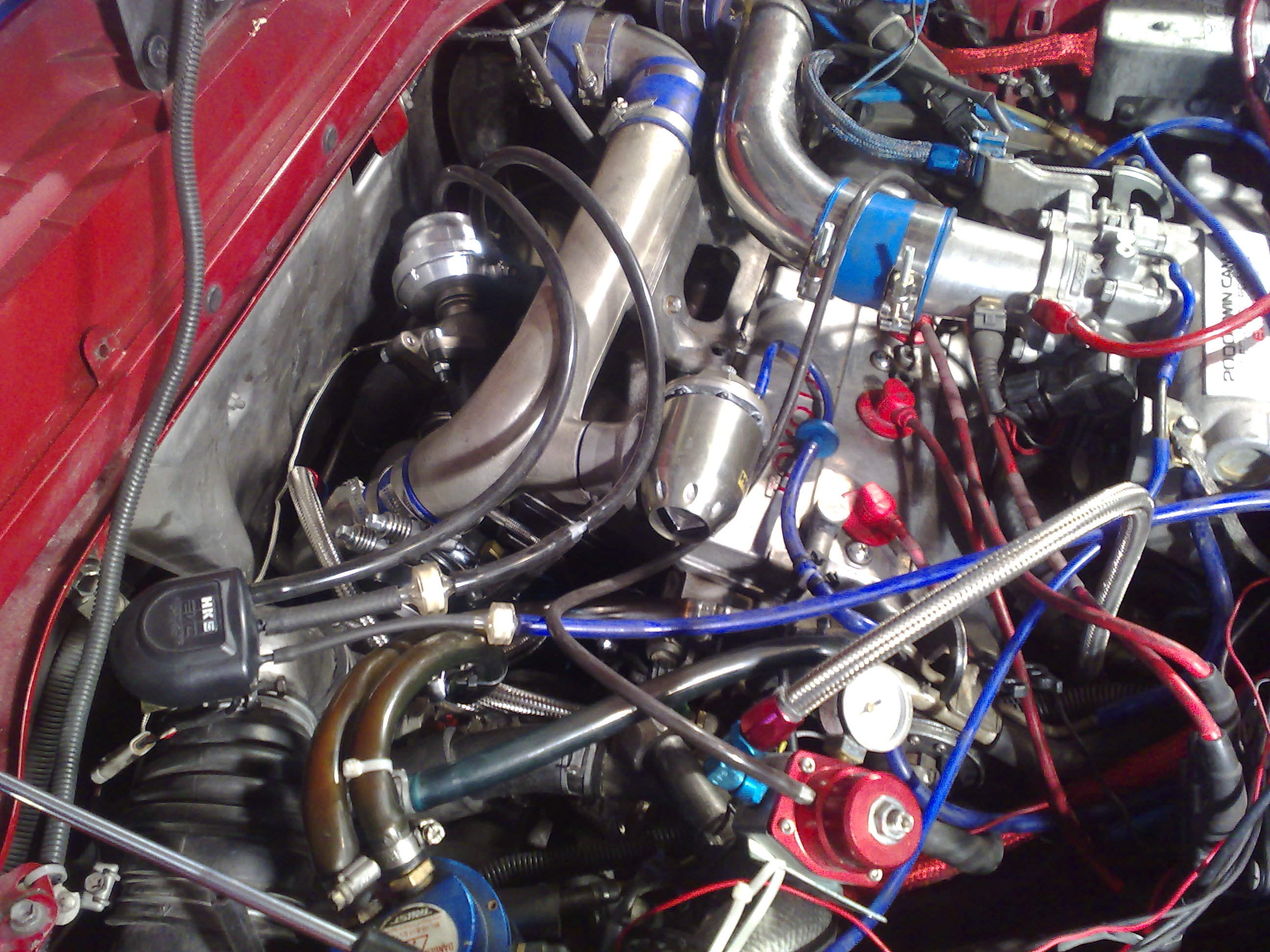 Da var IC rør på plass og boost controller samt luftfilter. Plutselig ble det ganske trangt igjen..