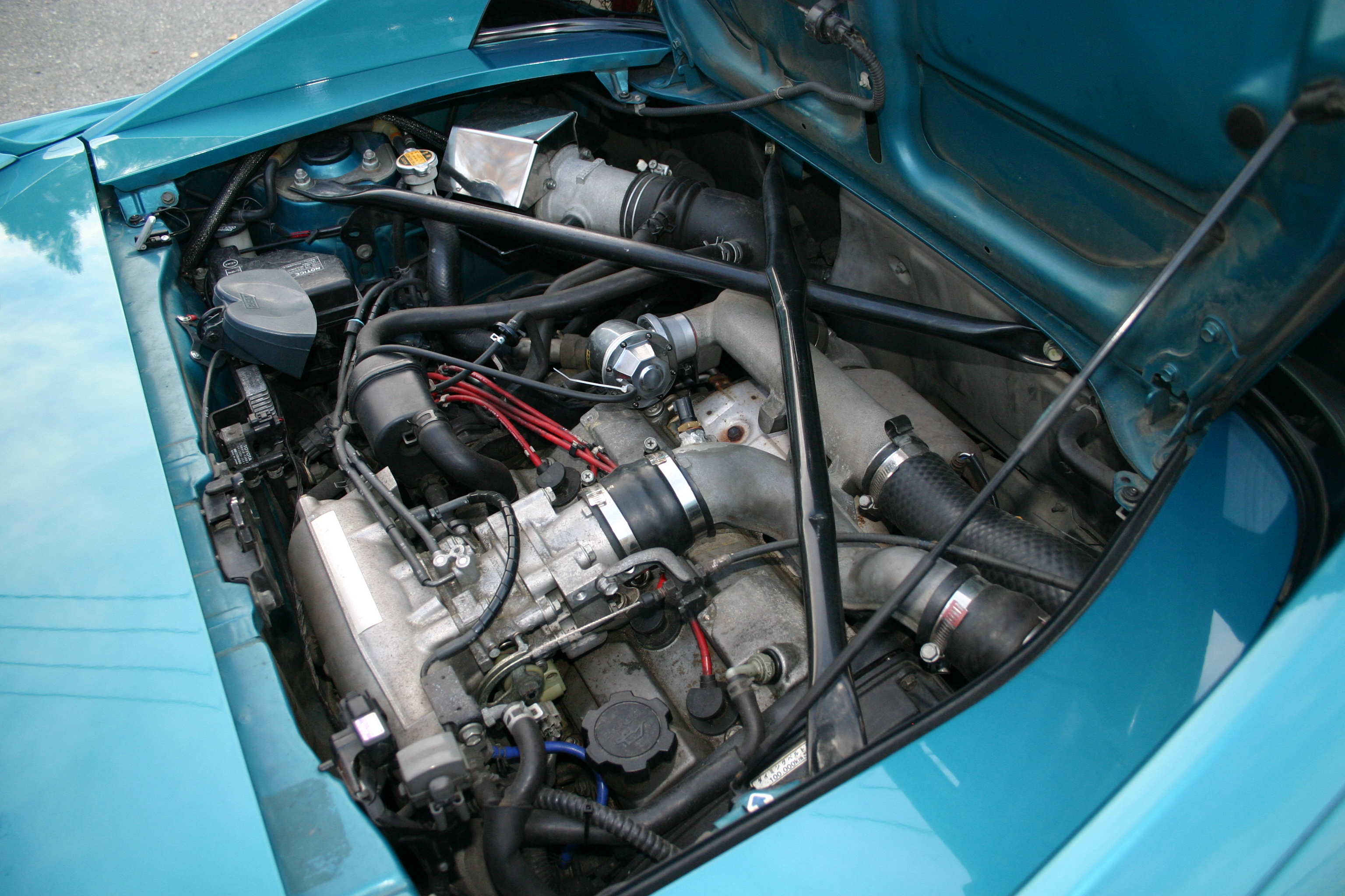 Du ser strømkabelen i strømpe forbi luftinnsuget her.