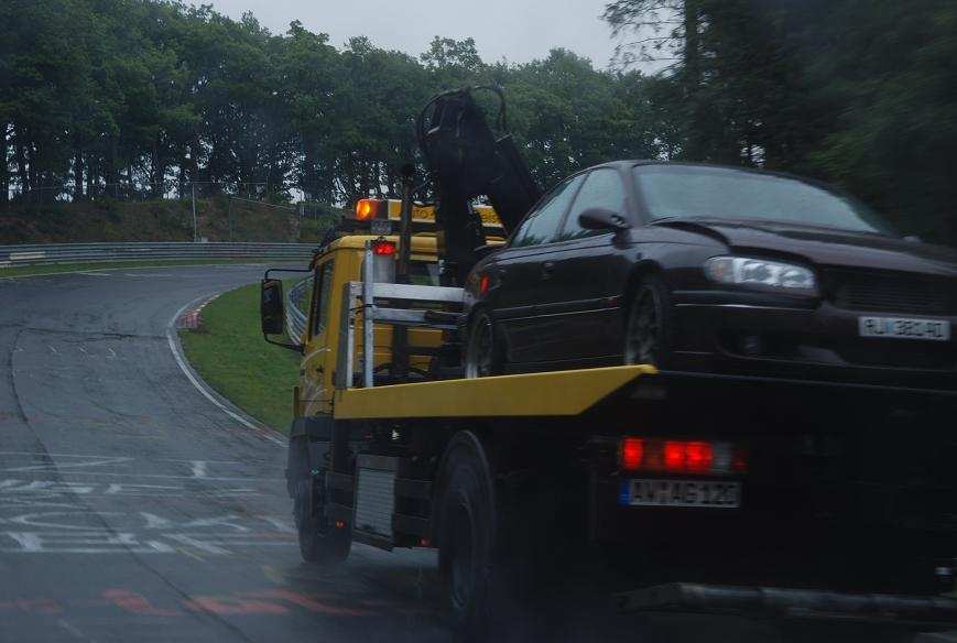 Sånn går det når overmodige østfoldinger tar med sin garasjetrimma Omega på verdens farligste bane... Skitskallen hadde to unger i baksetet idet han dundra inn i rekkverket etter Wehrseifen...