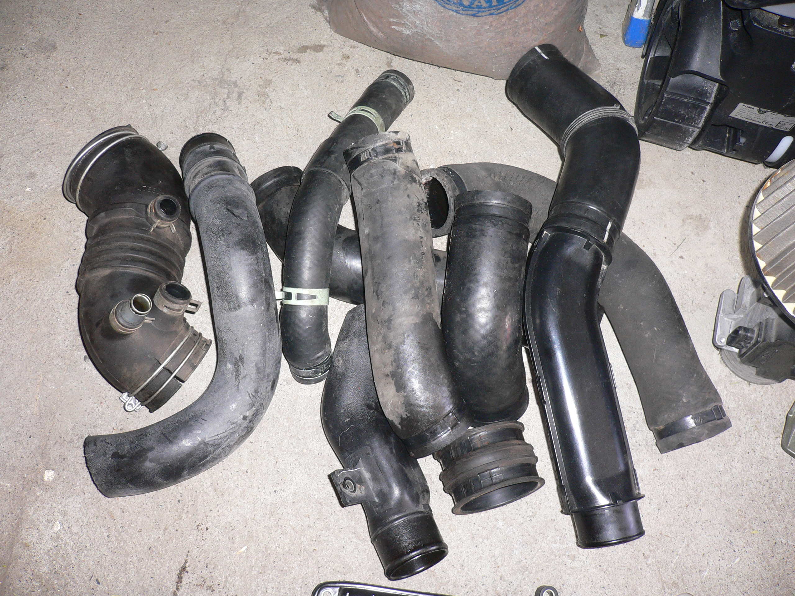 Alt av gamle silikonslanger skal bort. Nytt 2,5&amp;quot; hardpipe system til intercooler skal sveises