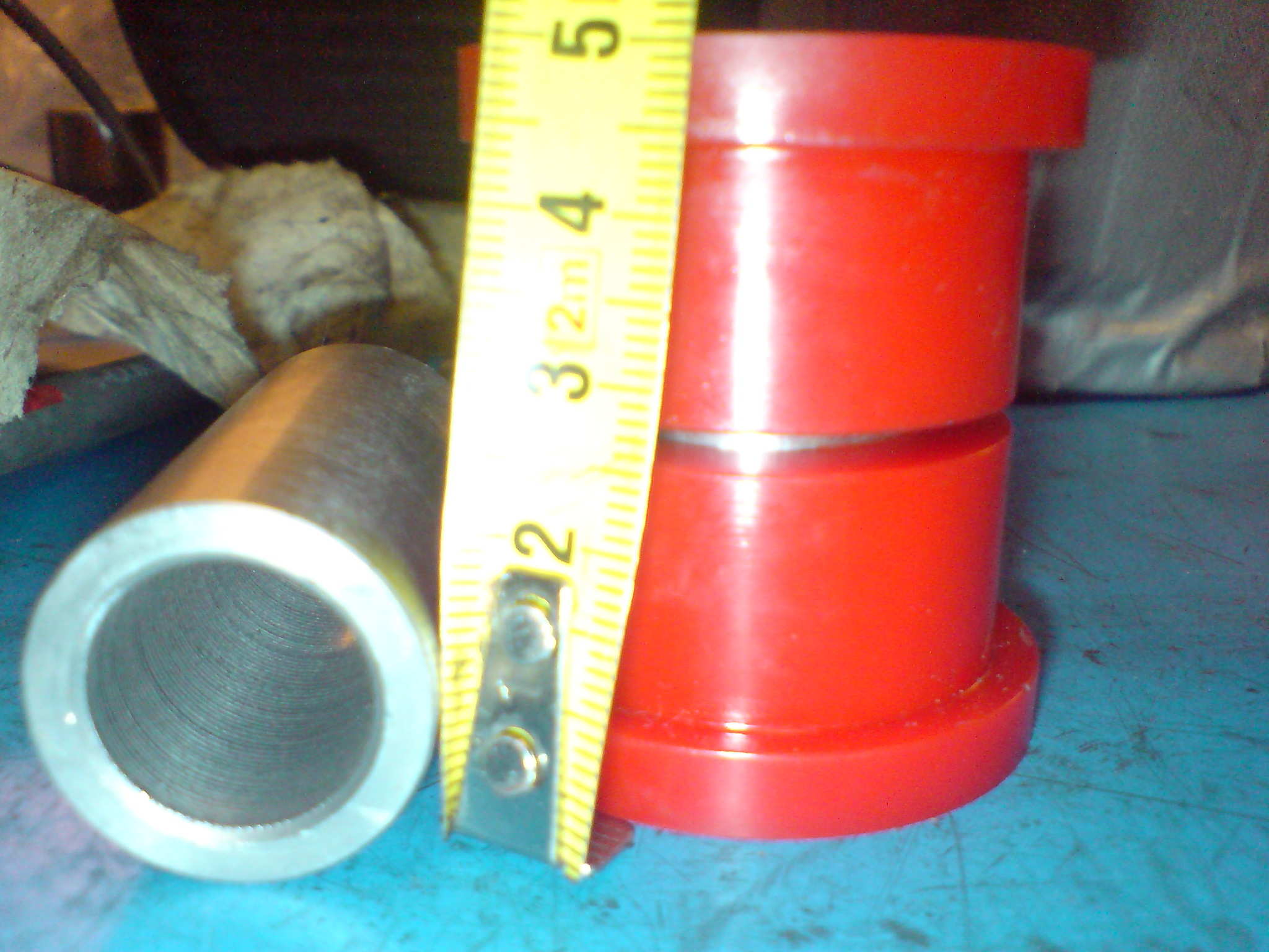 Har 4 par av denne, Disse har veldig stor inndrediameter. Her må det gå en STOR bolt igjennom for å fylle ut metall hylsen!