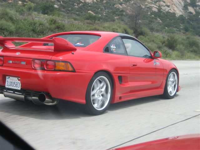 Mr2 meet. Lys rød .98vinge. stylet og senket. bak i fart.jpg