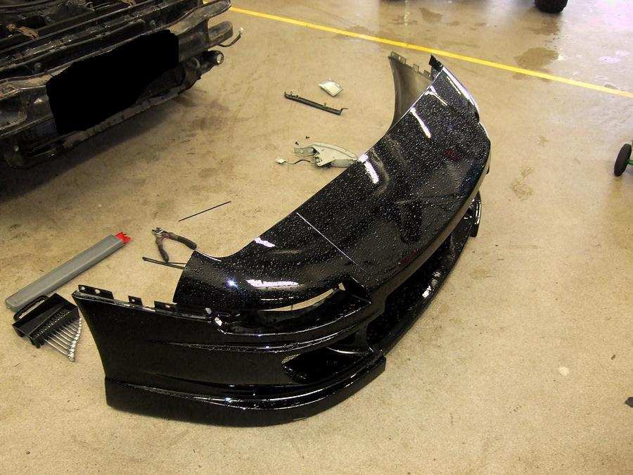 Fronten må av for å få bilen inn der den er parkert