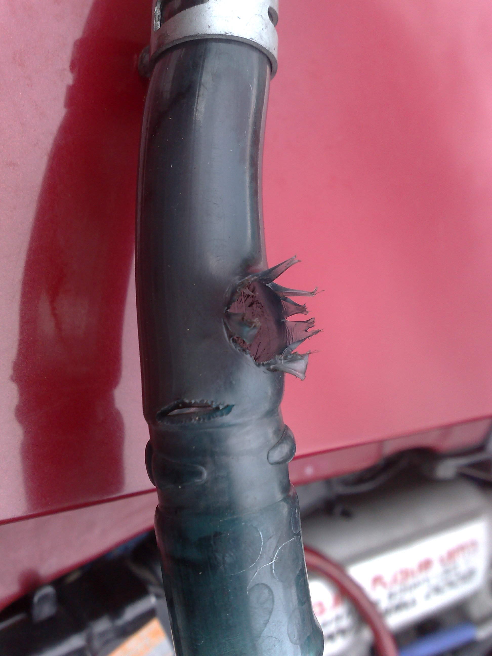 den blå slangen regelrett eksploderte av turbotrykket, så den ble byttet ut med en gul av bedre kvalitet.