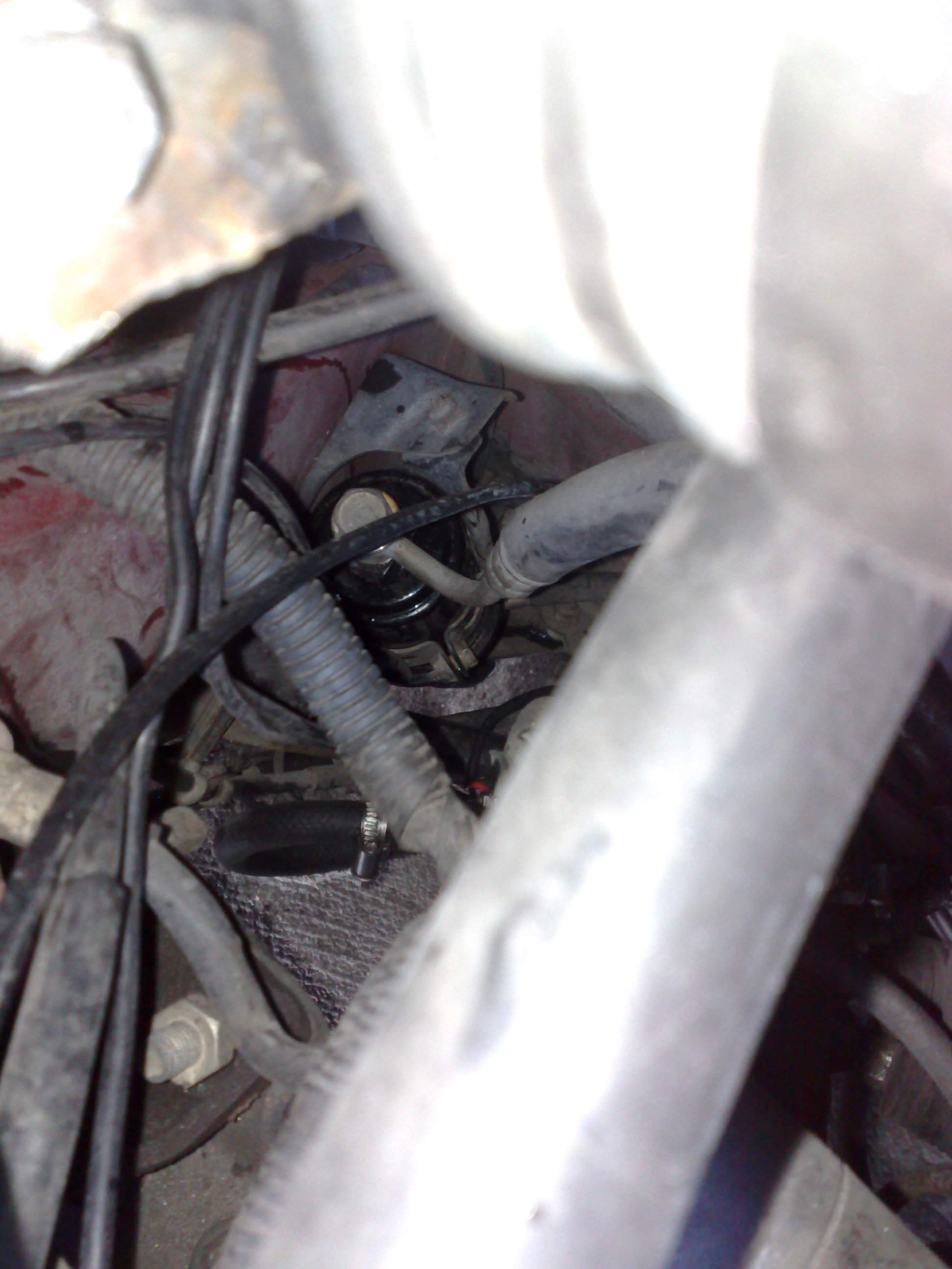 Montert ekstra bensinpumpe under luftfilteret.