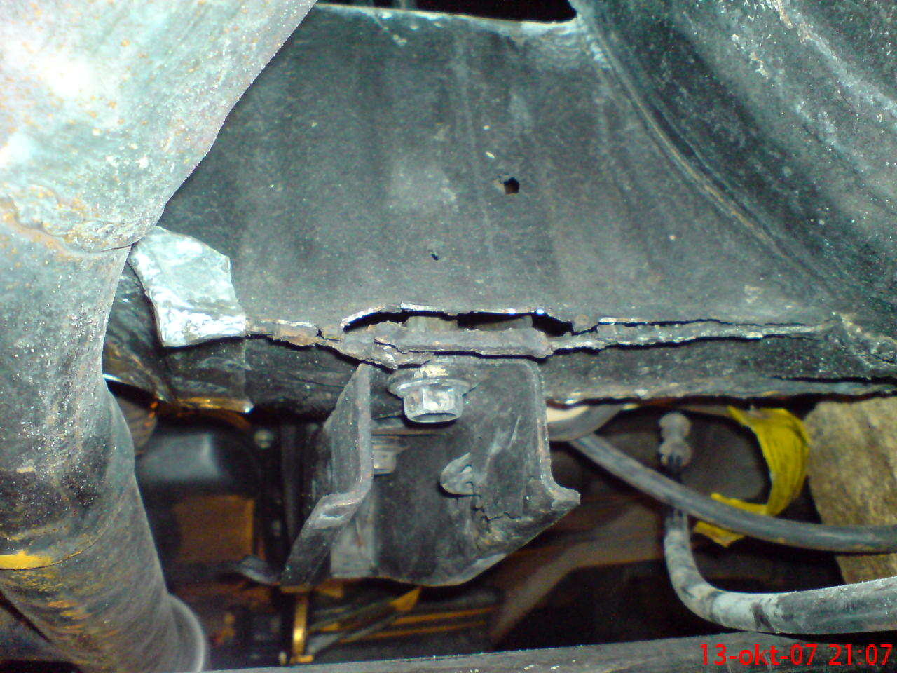 Den orginale sveiseskjøten til festet til gearkassen i fremkant har  sprukket opp...(men ikke noe skade på de jeg har laget\forsterket selv)